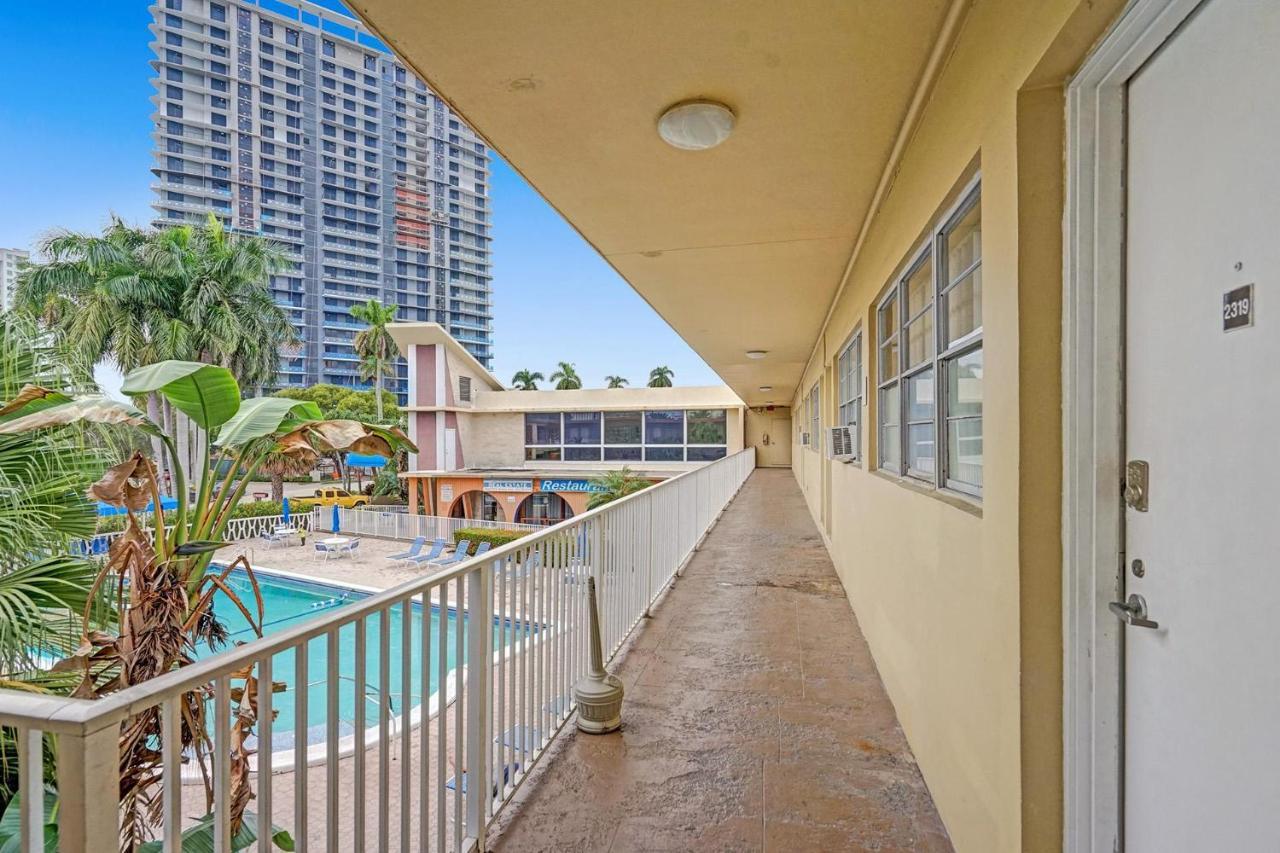 Vacation Retreat Pool Walk To Hallandale Beach Apartment Exterior photo