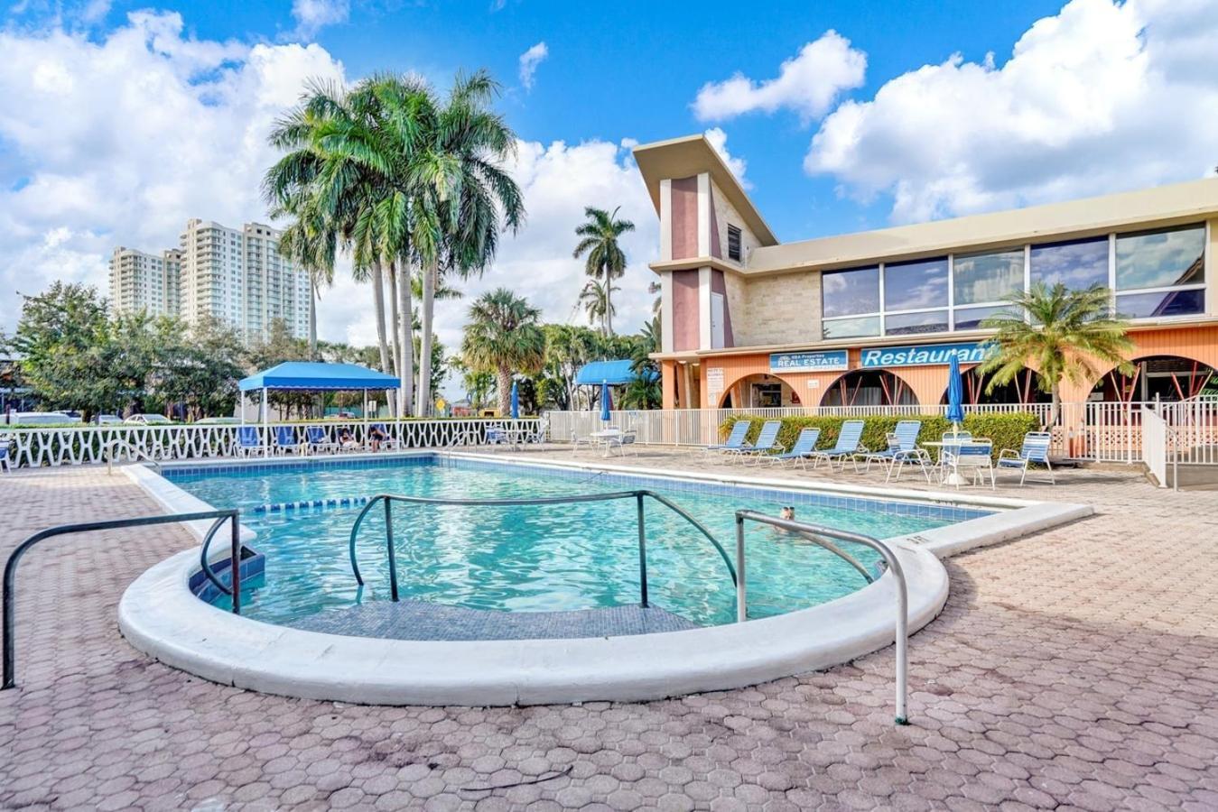 Vacation Retreat Pool Walk To Hallandale Beach Apartment Exterior photo